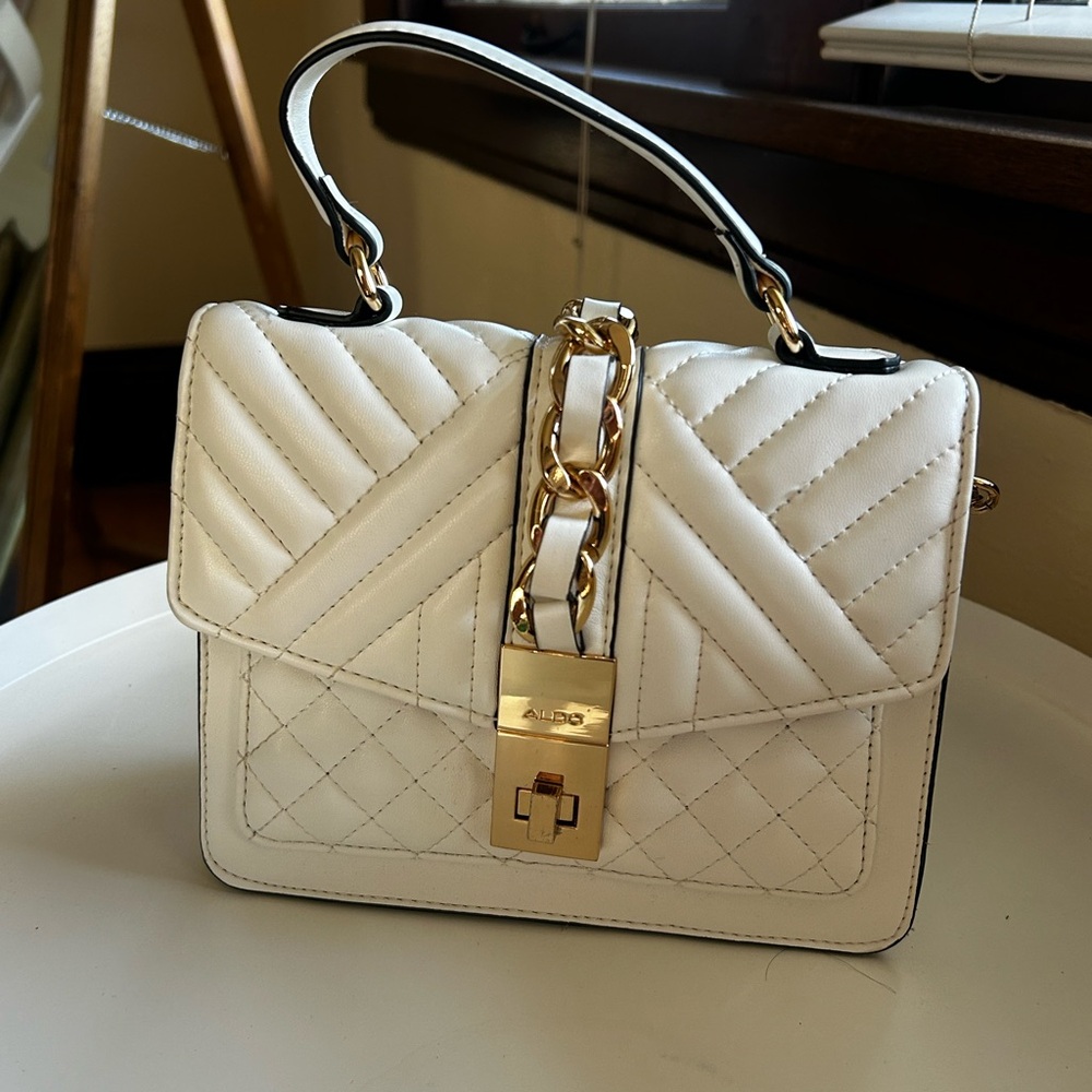 Chic White Quilted Handbag with Gold Chain